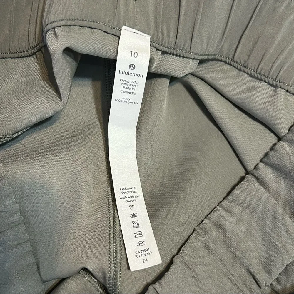 Lululemon On The Fly Grey Sage Cropped Athletic Pull On Pants Women’s Size 10